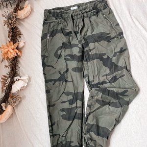 Aritizia TNA Camo Joggers